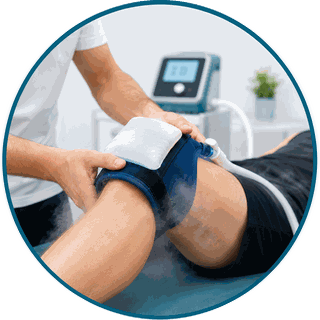 Applicazione di crioterapia sul ginocchio