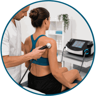Applicazione di tecarterapia sulla spalla